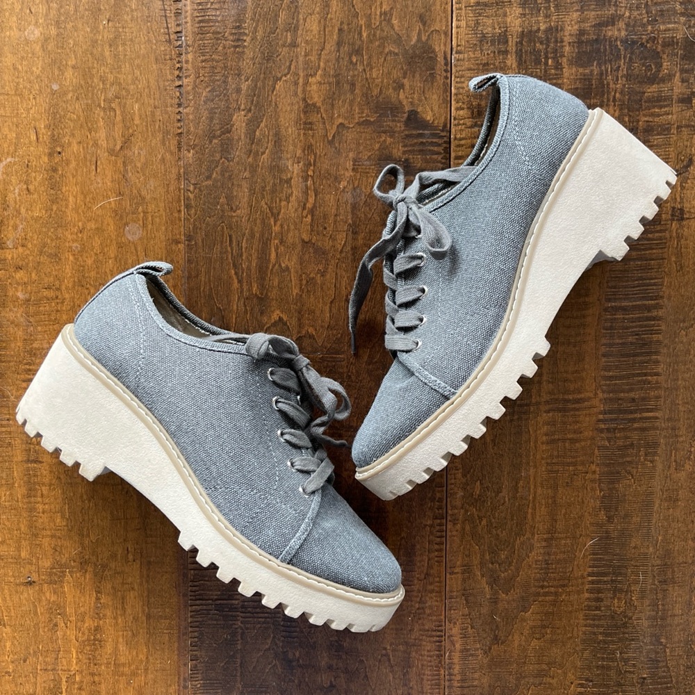 Gray canvas lace-up platform sneakers with chunky, lugged platform soles, sz 8.5